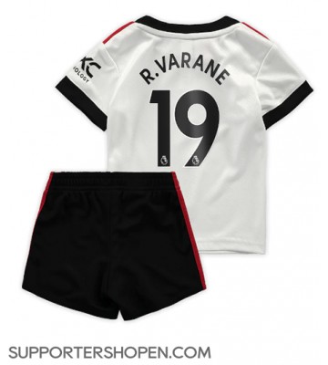 Manchester United Raphael Varane #19 Bortatröja Barn 2022-23 Kortärmad (+ korta byxor)